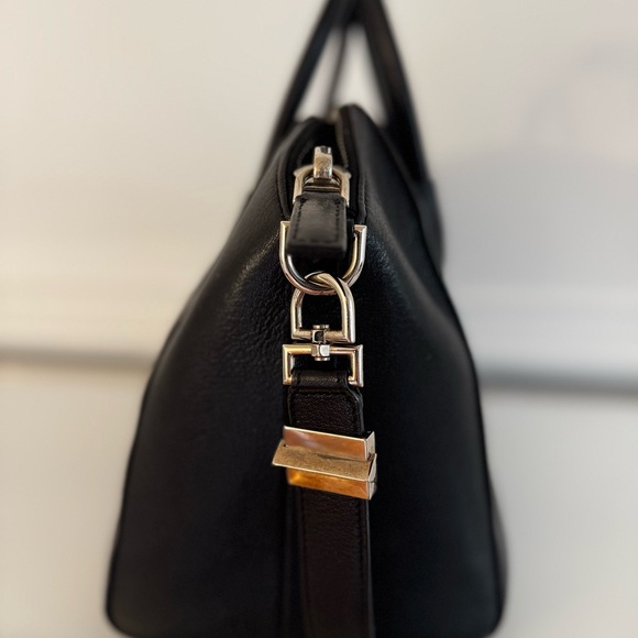 Givenchy Medium Antigona Bag - Picture 4 of 13